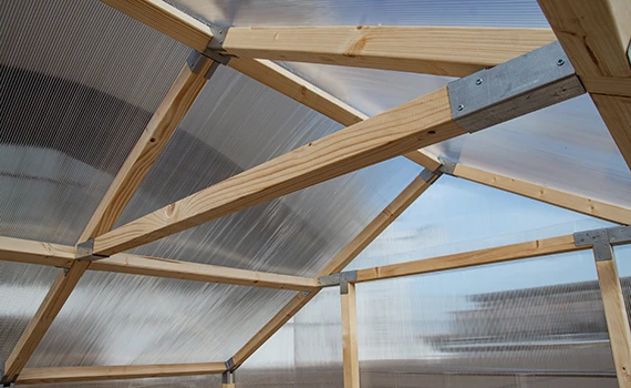 Verstärkte Dachbalken am Holz-Gewächshaus CASA zum Aufhängen schwerer Früchte