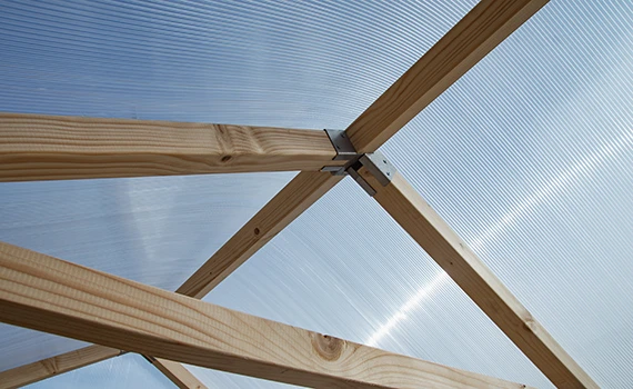 UV-beständige 4 mm Polycarbonatplatten am Holz-Gewächshaus CASA
