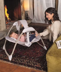 cam-baby-wippe-schaukel-mit-spielzeugstange-midi-mutter-spielt-mit-baby.jpg cam-baby-wippe-schaukel-mit-spielzeugstange-midi-mutter-spielt-mit-baby.jpg