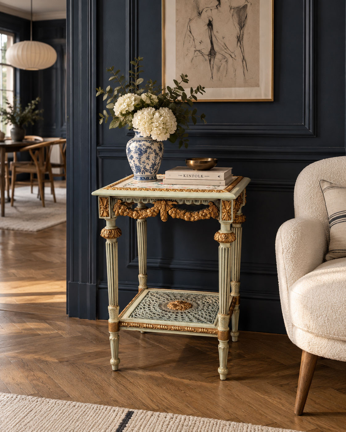 Beistelltisch „Madame Antoinette“ – Handgearbeiteter Louis-Seize Stiltisch mit floraler Rosenmalerei