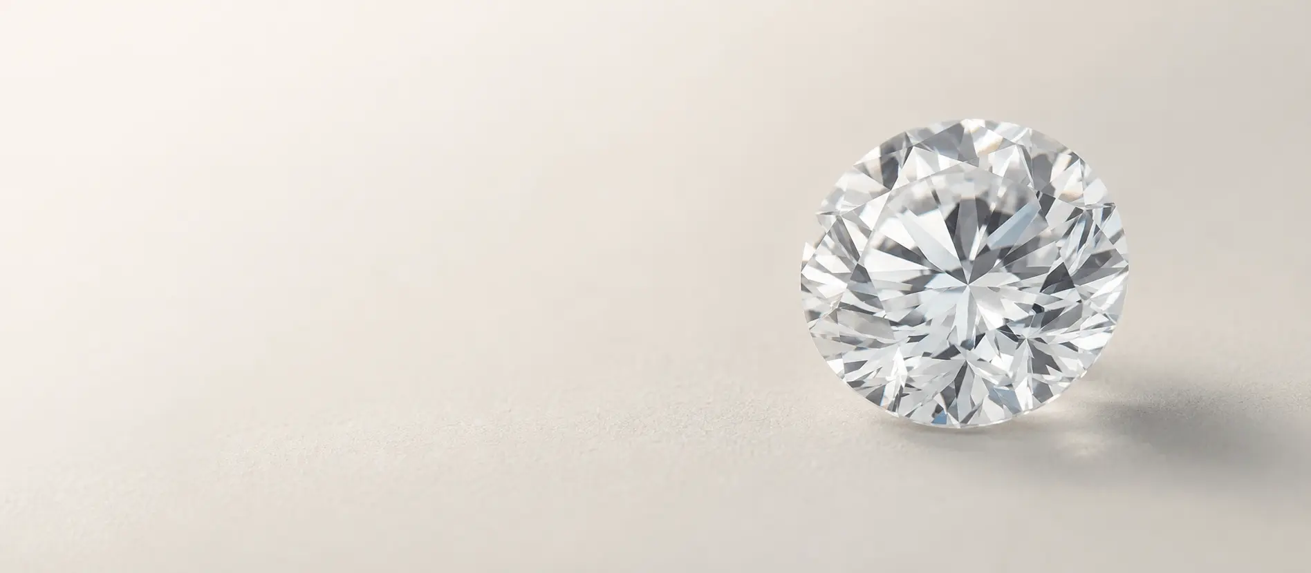 Runder Diamant im Brillantschliff mit sichtbaren Facetten