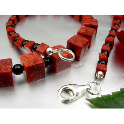 Kette aus Koralle und Onyx und 925 Silber Würfel