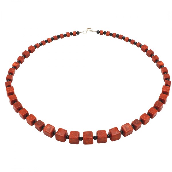 Kette aus Koralle und Onyx und 925 Silber Würfel