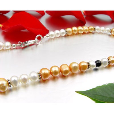 Halskette aus Perlen und Onyx multicolor