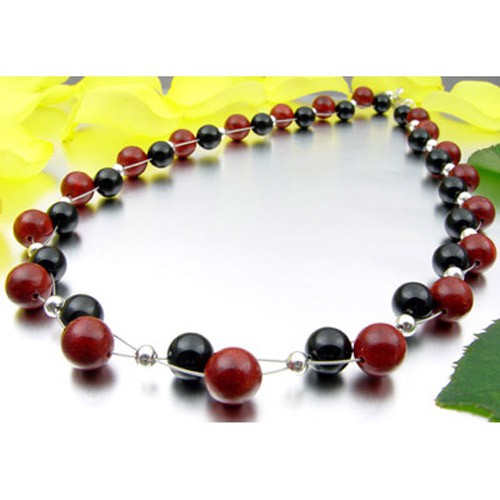 Kette aus Schaumkoralle und Onyx