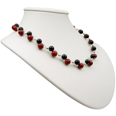 Kette aus Schaumkoralle und Onyx