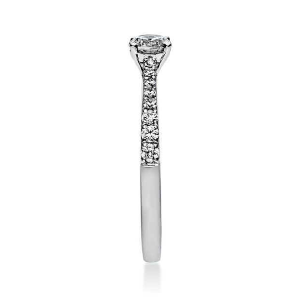 Ring aus 585 Weißgold mit 17 Brillanten 0.51 Ct