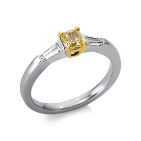 Ring aus 750 Gold gelb/weiß 3 Diamanten 0,74ct B:4,7mm 4er-Krappe