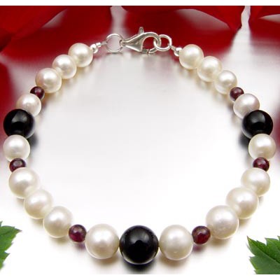 Armband aus Onyx und Granat und Perlen