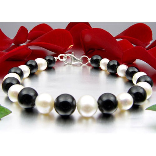 Armband aus Onyx und Perlen