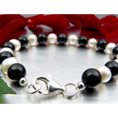 Armband aus Onyx und Perlen