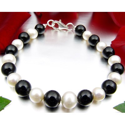 Armband aus Onyx und Perlen
