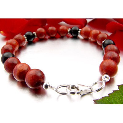 Armband aus Korallen und Onyx