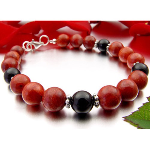 Armband aus Korallen und Onyx