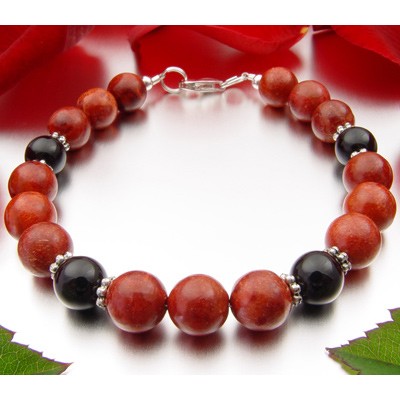 Armband aus Korallen und Onyx
