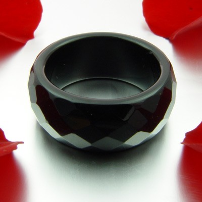 Ring aus Onyx facettiert