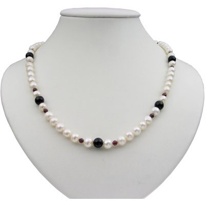 Damen-Kette aus Onyx und Granat und Perlen
