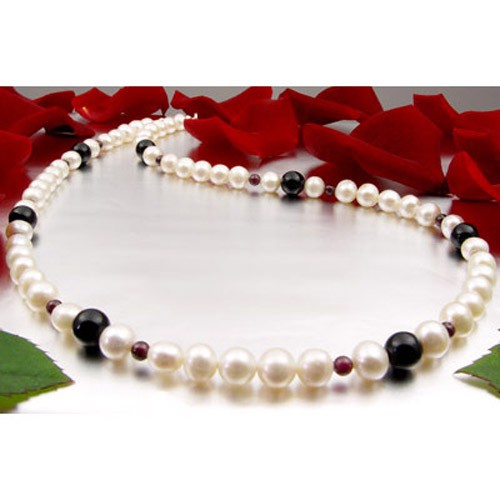 Damen-Kette aus Onyx und Granat und Perlen