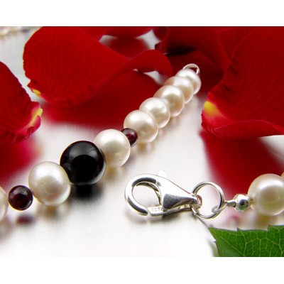 Damen-Kette aus Onyx und Granat und Perlen