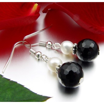 Ohrhänger aus Onyx und Perlen und 925 Silber