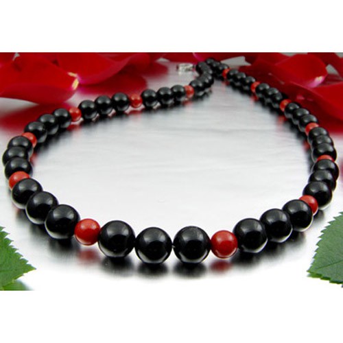 Kette aus Onyx und Koralle