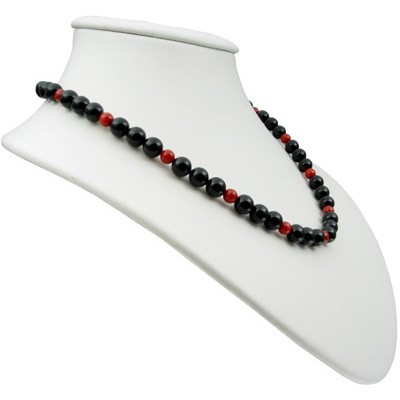Kette aus Onyx und Koralle