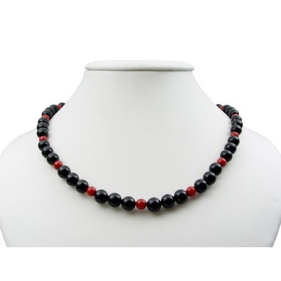 Kette aus Onyx und Koralle