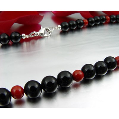 Kette aus Onyx und Koralle