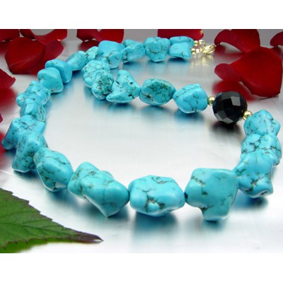 Kette aus Türkis-Howlith und Onyx