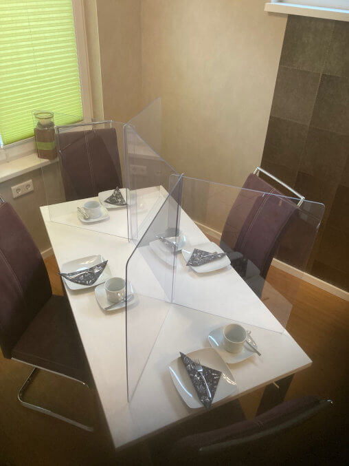 Cough, sneeze and spit protection for refectories, canteens and offices - plug-in system