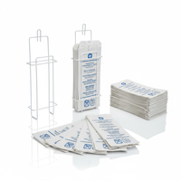 Set aus Drahthalter und Hygienebeuteln aus Papier: leerer Halter, gefüllter Halter, Stapel und aufgefächerte Beutel