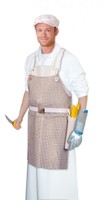 Person in Kettenschürze mit Messer in der Hand, Schutzhandschuh in Halterung am Gürtel