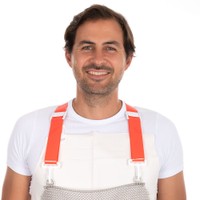 Orange Tragegurte der Kettenschürze über der Schulter, Nahaufnahme
