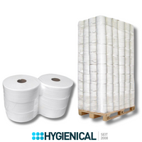 Palette mit gestapelten Jumbo-Toilettenpapierrollen neben zwei Folienpaketen