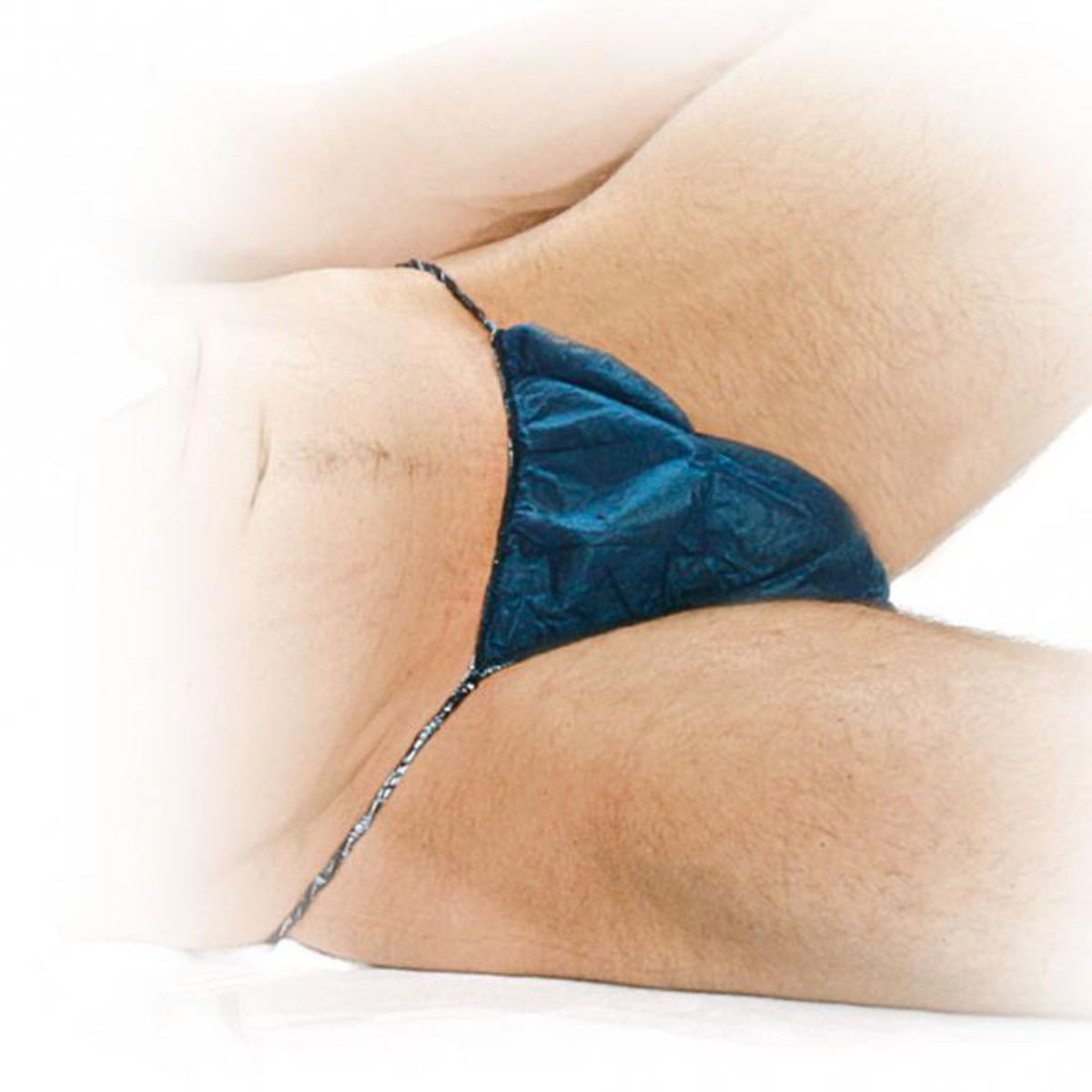 Nahaufnahme eines blauen Einwegstrings an der Hüfte Nahaufnahme eines blauen Einwegstrings an der Hüfte