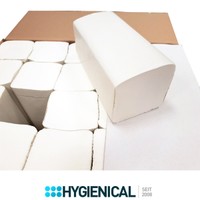 Detailaufnahme eines Handtuchbündels auf dem geöffneten Karton