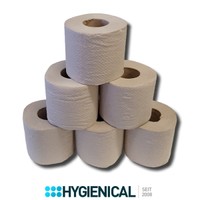 Pyramide aus Toilettenpapierrollen in Naturfarbe, Freisteller