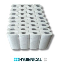 Pack mit 32 Küchenrollen in vier Spalten, schräge Draufsicht auf die Hülsen