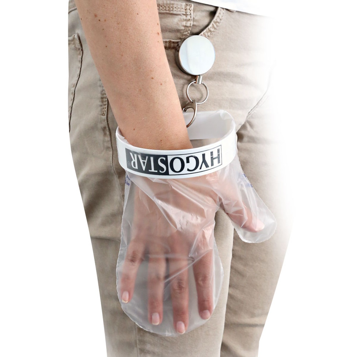 Person mit Handschuh und Armband, Rückholband an der Hose
