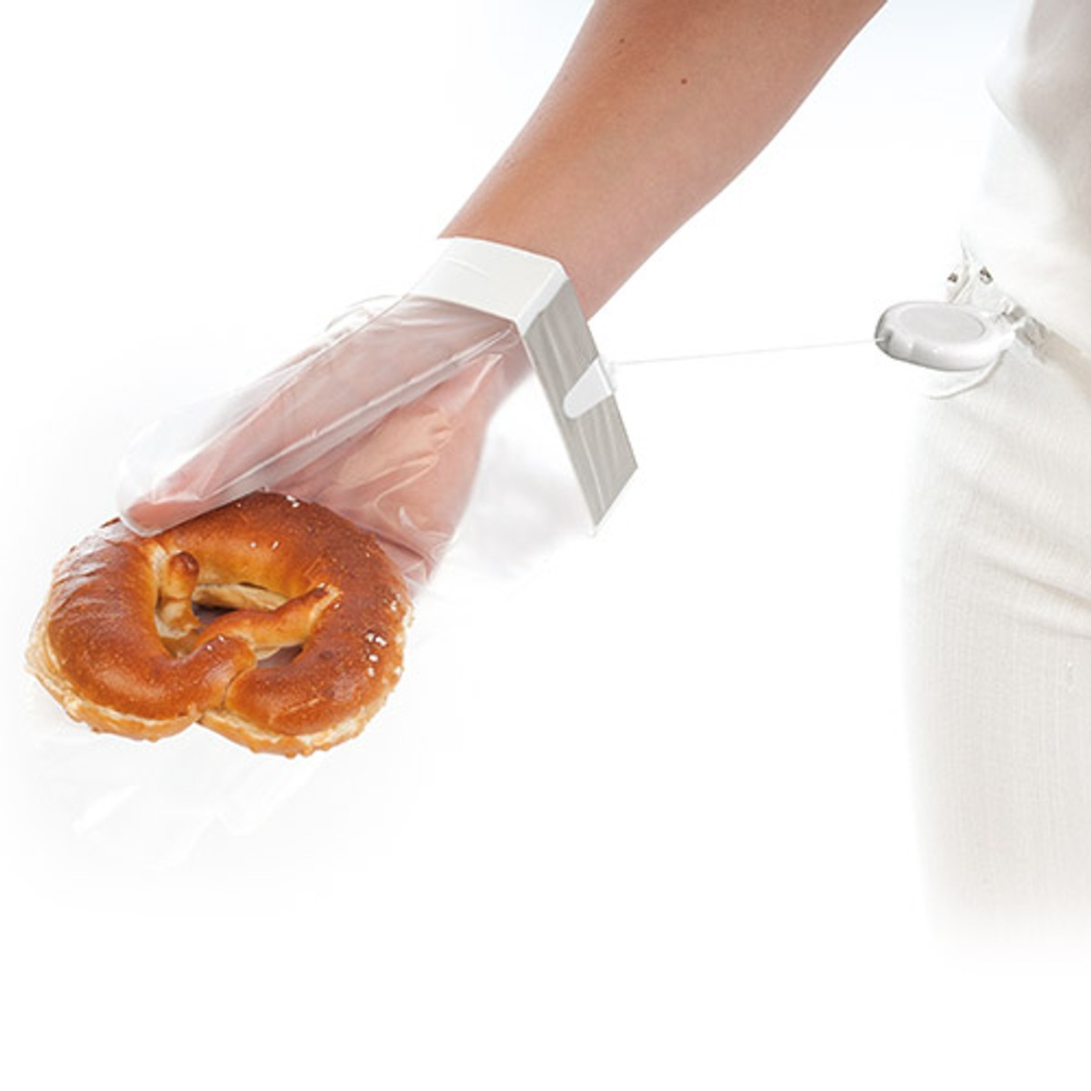 Hand im Handschuh hält eine Brezel, Armband mit Rückholband