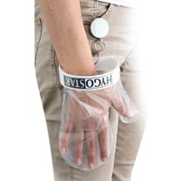 Person mit Handschuh und Armband, Rückholband an der Hose