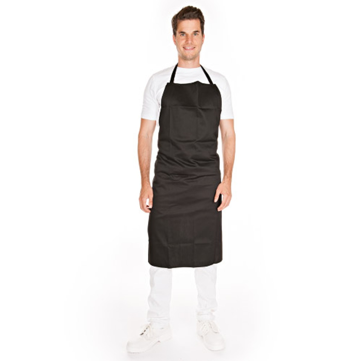 Person in schwarzer Latzschürze mit Nackenband und Bindeband, Frontansicht über weißem Shirt Person in schwarzer Latzschürze mit Nackenband und Bindeband, Frontansicht über weißem Shirt