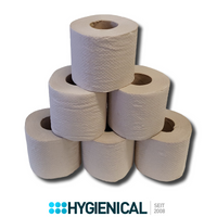 Sechs naturbraune Toilettenpapierrollen als Pyramide gestapelt