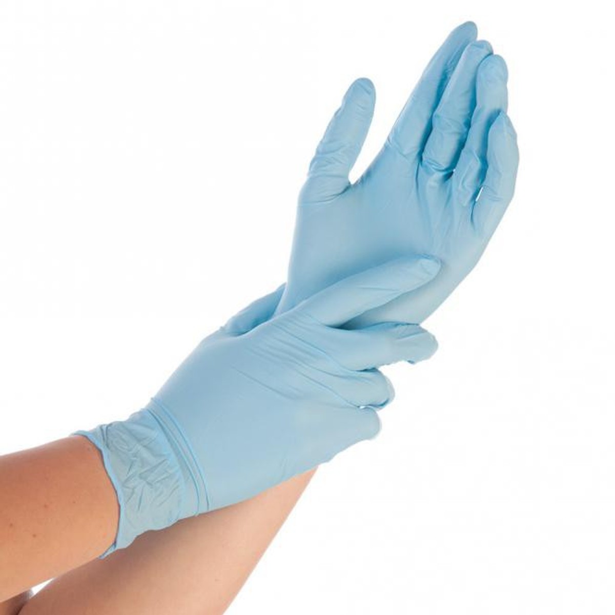 Hände in hellblauen Einweg-Nitrilhandschuhen, eine Hand über der anderen Hände in hellblauen Einweg-Nitrilhandschuhen, eine Hand über der anderen