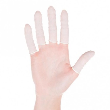 Fünf weiße Fingerlinge auf den Fingern einer geöffneten Hand Fünf weiße Fingerlinge auf den Fingern einer geöffneten Hand