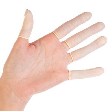 Fingerlinge auf den Fingern einer geöffneten Hand, Handfläche nach vorn Fingerlinge auf den Fingern einer geöffneten Hand, Handfläche nach vorn