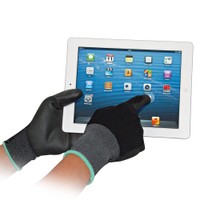 Schwarze Touchscreen-Arbeitshandschuhe beim Bedienen eines Tablets mit den Fingerspitzen Schwarze Touchscreen-Arbeitshandschuhe beim Bedienen eines Tablets mit den Fingerspitzen