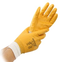 Gelber Baumwollhandschuh mit Nitrilbeschichtung und weißem Strickbund wird übergezogen Gelber Baumwollhandschuh mit Nitrilbeschichtung und weißem Strickbund wird übergezogen