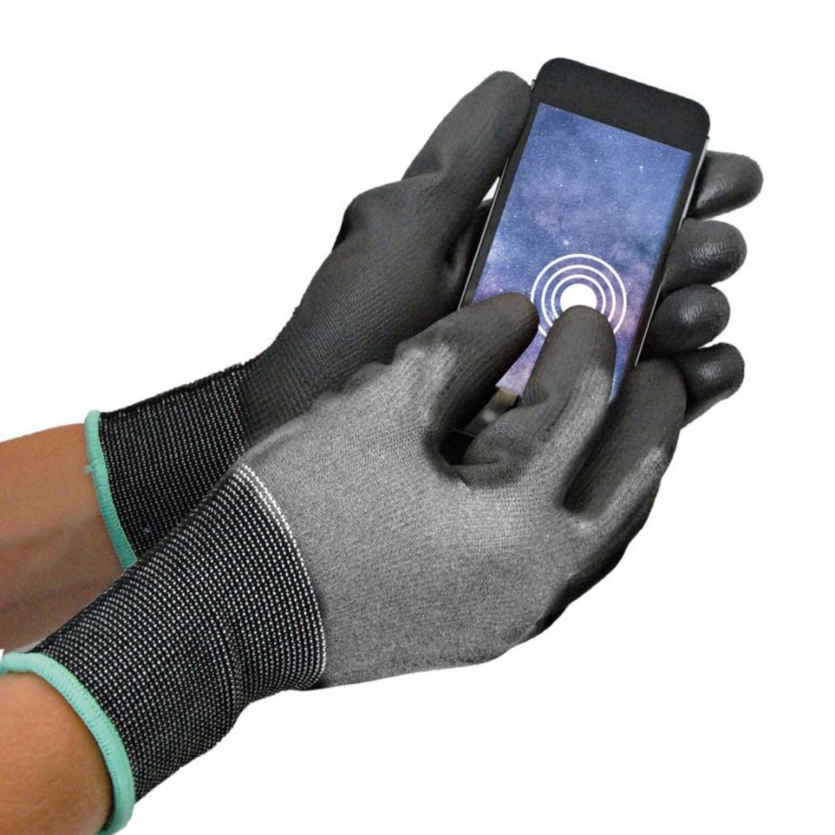 Hände mit grauen Schnittschutzhandschuhen bedienen mit dem Zeigefinger ein Smartphone Hände mit grauen Schnittschutzhandschuhen bedienen mit dem Zeigefinger ein Smartphone