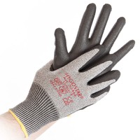 Grauer Schnittschutzhandschuh mit schwarzer Beschichtung, rotem Aufdruck und gelbem Saum Grauer Schnittschutzhandschuh mit schwarzer Beschichtung, rotem Aufdruck und gelbem Saum